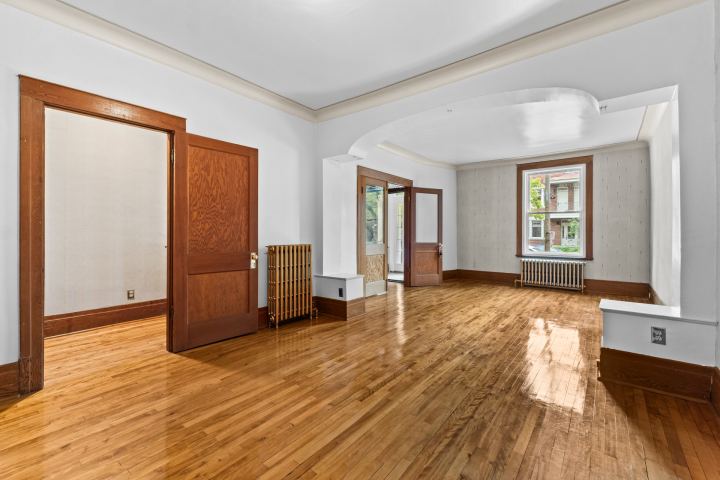 Salon et boiseries d’origine (7963) – triplex à vendre, 7959-7963 rue Lajeunesse, Montréal