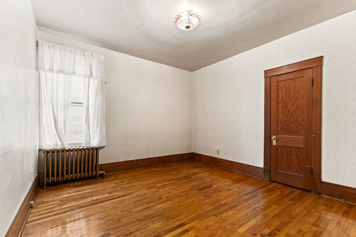 Deuxième chambre (7963) – triplex à vendre, 7959-7963 rue Lajeunesse, Montréal