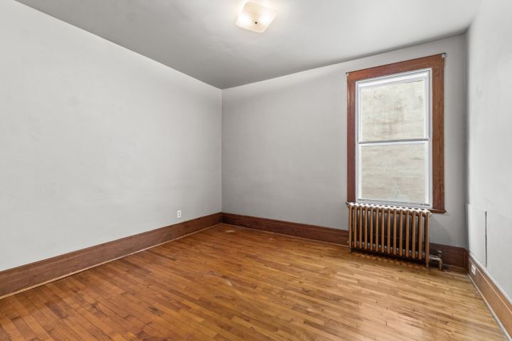 Chambre principale (7963) – triplex à vendre, 7959-7963 rue Lajeunesse, Montréal