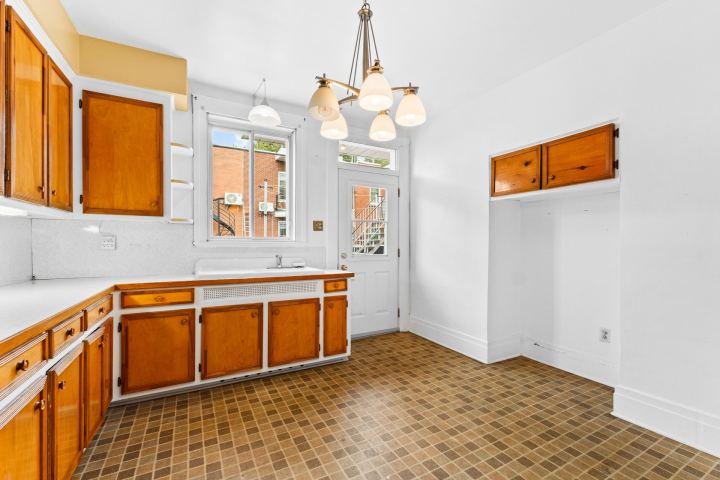 Cuisine, autre angle (7963) – triplex à vendre, 7959-7963 rue Lajeunesse, Montréal