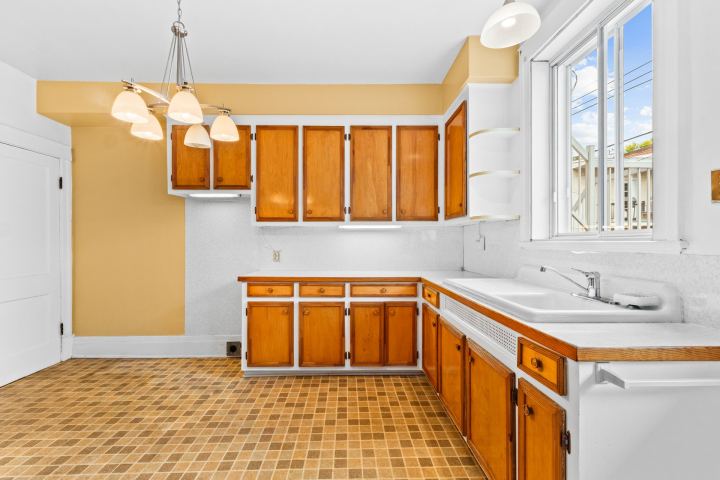 Cuisine et rangement (7963) – triplex à vendre, 7959-7963 rue Lajeunesse, Montréal