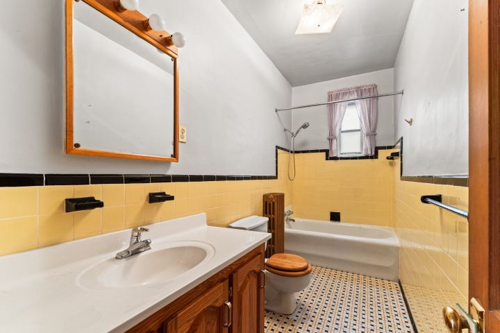 Salle de bains (7963) – triplex à vendre, 7959-7963 rue Lajeunesse, Montréal