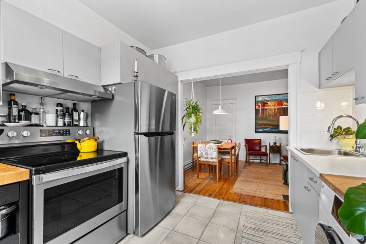 Cuisine, autre angle (7959) – triplex à vendre, 7959-7963 rue Lajeunesse, Montréal