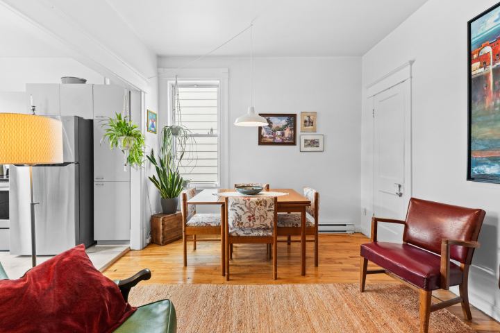 Salle à manger vers le salon (7959) – triplex à vendre, 7959-7963 rue Lajeunesse, Montréal