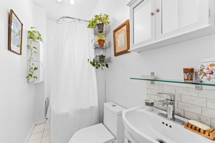 Salle de bains (7959) – triplex à vendre, 7959-7963 rue Lajeunesse, Montréal