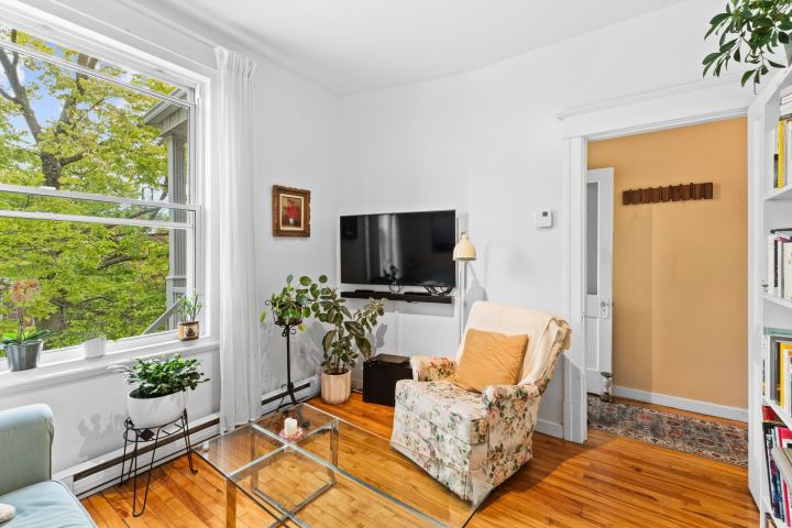 Deuxième chambre, autre angle (7959) – triplex à vendre, 7959-7963 rue Lajeunesse, Montréal