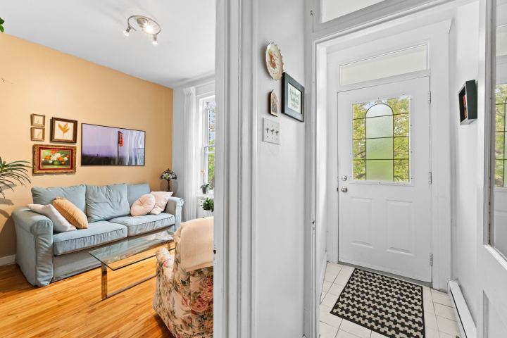 Hall d’entrée (7959) – triplex à vendre, 7959-7963 rue Lajeunesse, Montréal