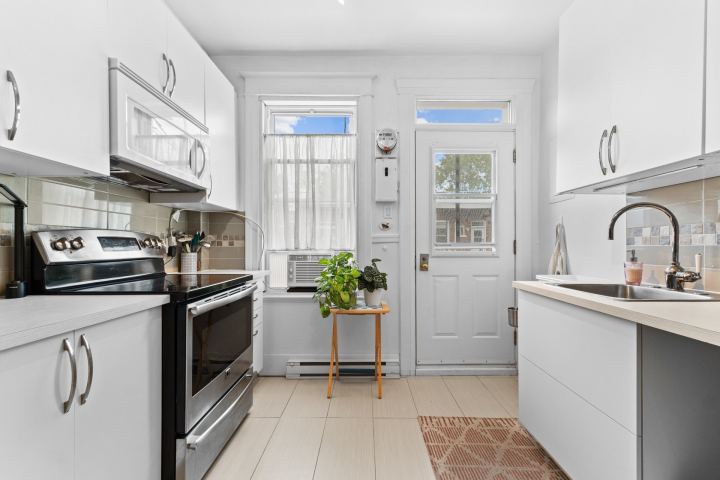Cuisine, autre angle (7961) – triplex à vendre, 7959-7963 rue Lajeunesse, Montréal