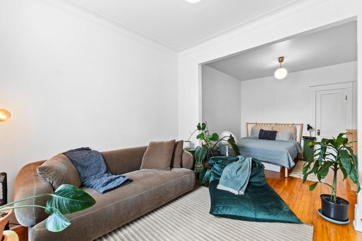 Salon double à aire ouverte avec la chambre (7961) – triplex à vendre, 7959-7963 rue Lajeunesse, Montréal