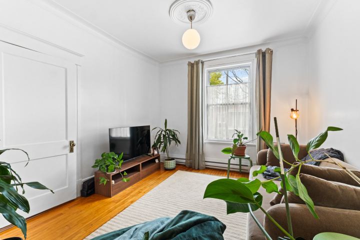 Salon (7961) – triplex à vendre, 7959-7963 rue Lajeunesse, Montréal