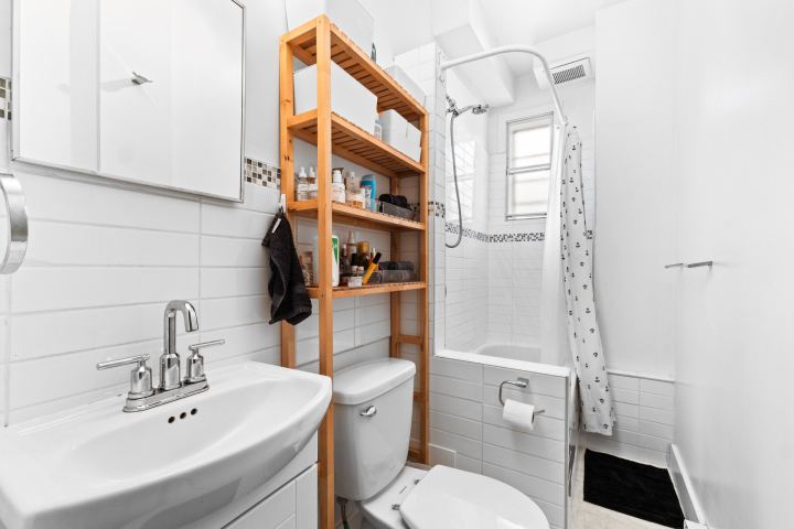 Salle de bains (7961) – triplex à vendre, 7959-7963 rue Lajeunesse, Montréal
