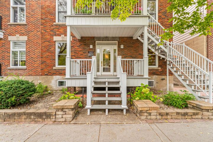 Façade et escaliers – triplex à vendre, 7959-7963 rue Lajeunesse, Montréal