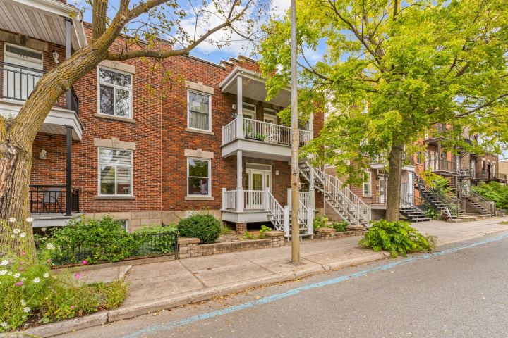 Façade, vue de la rue – triplex à vendre, 7959-7963 rue Lajeunesse, Montréal